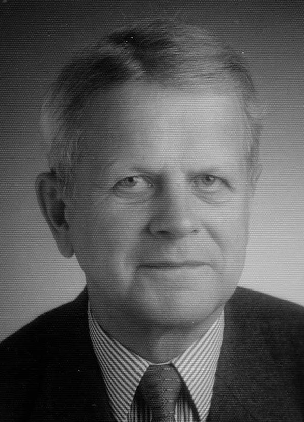 Prof. em. Dr. Kurt Kochsiek war Professor für Innere Medizin mit dem Schwerpunkt Kardiologie an der Universität Würzburg und Vorsitzender des Wissenschaftsrats.