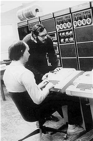 ACM Turing Award Lecture 1983 Ken Thompson (mit Bart) und Dennis Ritchie "erfanden" Anfang der 1970er das Unix Betriebssystem Entwickelt auf einem der ersten "Minicomputer", dem PDP 7 später portiert