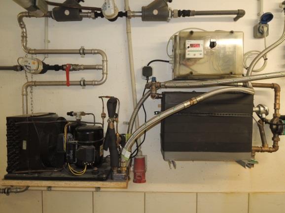 17: Vorrichtungen zum Anwärmen (links) und Kühlen (rechts) des Tränkewassers Methode Die Versuche wurde von Anfang Februar bis Mitte März 2014 durchgeführt.