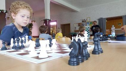 Teil. Endlich einmal Zeit für tiefgründige Analysen und Lernen durch Tun, hier Lukas Raum mit Schachpädagoge Uwe Lehmann.