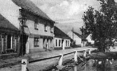 Ab 1940: Polnische und ukrainische Fremdarbeiter. August 1944: 17 Fliegerbomben außerhalb der Siedlung. 1950 bekam die Kirche wieder neue Glocken, da die alten im Kaufhaus Kloud und Dorfschwemme, ca.