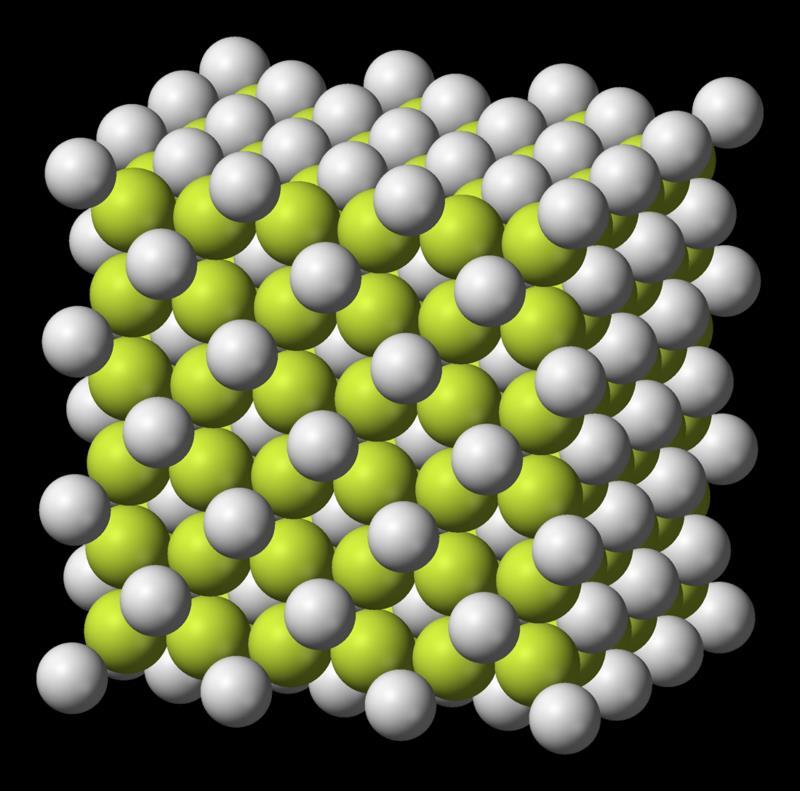 Kationen (die Metalle) und Anionen (die Nichtmetalle). Sie lagern sich in einem regelmäßigen Gitter an (Ionengitter), das nach außen ungeladen ist.