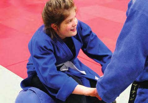 Fallen im Judo sieht schlimmer aus, als es ist und klingt vor allem gewaltig: Der Knall kam vom Schlagen des Armes auf die Matte. Das dämpft den Aufprall ein wenig und tut nicht weh.