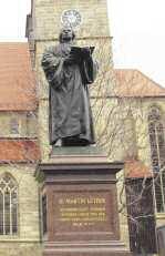 erwies sich als Besucherflop; eine Ausstellungsorgie in den Luther- Städten täuschte geschickt über die mangelnde Qualität des Ge - zeigten hinweg; ein gigantisches Luther-Oratorium mit 4000 Sängern