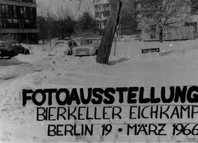 Studentische Gemeinschaft 139 Abb. 74: Plakat mit Ankündigung einer Fotoausstellung im Bierkeller (1966). Abb 75: Gitarrenkonzert, draußen auf dem Wohnheimgelände. Abb. 76: oder drinnen in einem der Häuser.