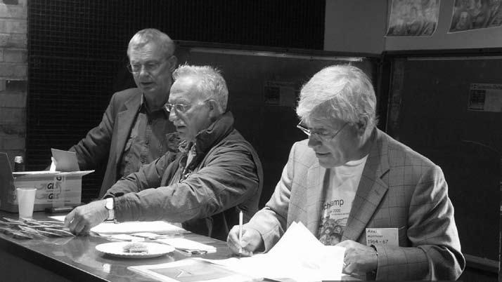 222 (Fast) 60 Jahre Eichkamp Abb. 95: Die Alt-Eichkamper Conrad Albrecht, Eren Sagay und Axel Mühlthaler (v. l. n. r.) organisierten das Alt-Eichkampertreffen im Mai 2006.