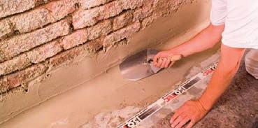 aufgebracht, sondern auch etwa 30 Zentimeter auf die angrenzende wasserundurchlässige Betonbodenplatte.