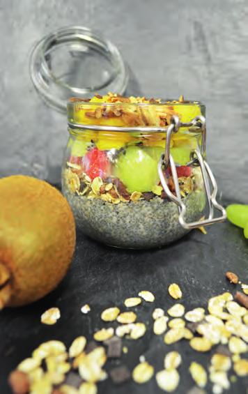 Chia Knusper-Pudding Superfood zum Frühstück. Starten Sie Ihren Tag mit leckeren Früchten und gesundem Chiasamen.