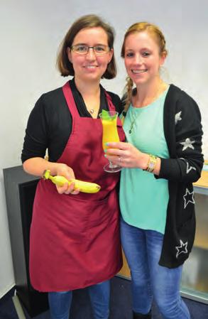 Banane und die Orange schälen und in kleine Stücke schneiden. Die Zitrone und die Limette auspressen.