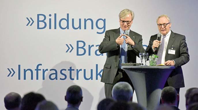IHK-Jahresempfang Im Dialog: Bottrops Oberbürgermeister Bernd Tischler (l.) und Josef Hovenjürgen, Generalsekretär der CDU in NRW.