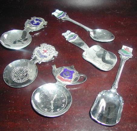 17900 Tee-Spoons Tee Originale, England, plated silberfarbig, überwiegend mit Wappen und Abzeichen, verschiedene Forme Alle angegebenen Preise gelten in EUR + Ust.