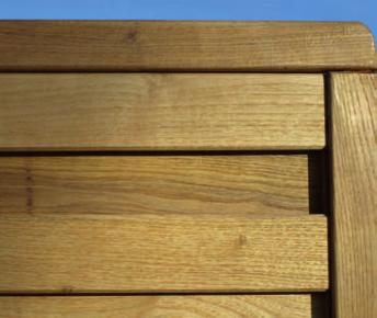 Im Vergleich mit anderen heimischen Holzarten besitzt das Holz der Robinie ausgezeichnete Eigenschaften, die es für den Einsatz im Außenbereich auch ohne Imprägnierung besonders geeignet machen.