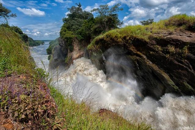 Der Hauptwasserfall zwängt sich durch eine sieben Meter breite Stelle und ist insgesamt 42 Meter hoch, wobei ca. phänomenalen Ausblick auf den Nil.