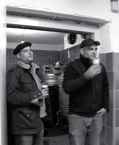 schanzenbräu gostenhof Die beiden Betreiber der Schanzenbräu, Herr Stretz und Herr Köhler in der Tür zum Kühlraum Seit vier Jahren wird in Gostenhof wieder Bier gebraut.