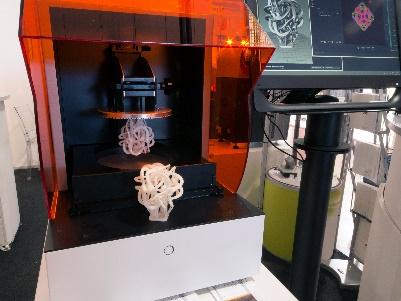 Stereolithographie (STL / SLA) Die Stereolithographie (STL / SLA) war eines der ersten Verfahren zur Herstellung von 3D- Objekten.