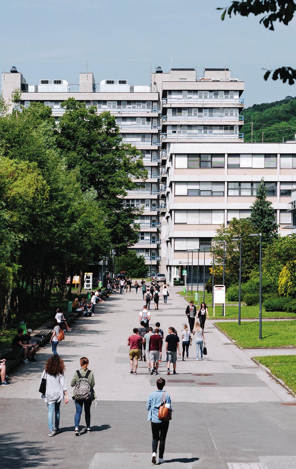 Info und Kontakte. Service und Beratung Termine und Fristen STUDIERENDENINFO- UND -BERATUNGSSERVICE (SIBS) Hörsaaltrakt, Halle A +43 732 2468 3450 studium@jku.at jku.