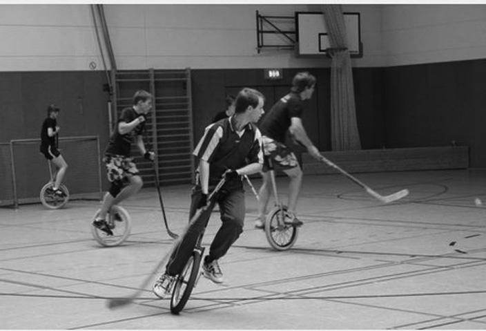 SECTION B Part Two 6 EINRADHOCKEY Emil spricht über sein Hobby: Einradhockey kombiniert das traditionelle Einradfahren mit dem Hockeyspielen.