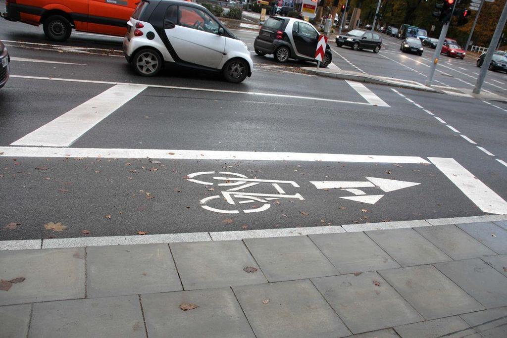 5: Markierung eines vorgezogenen Fahrradhaltebereichs an der Ampel. (Quelle: https://hamburg.
