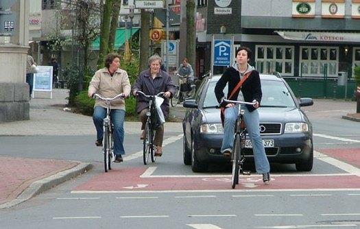 Abb. 6: Fahrradhaltebucht vor den Autos an der Ampel in der Augsburger Straße.