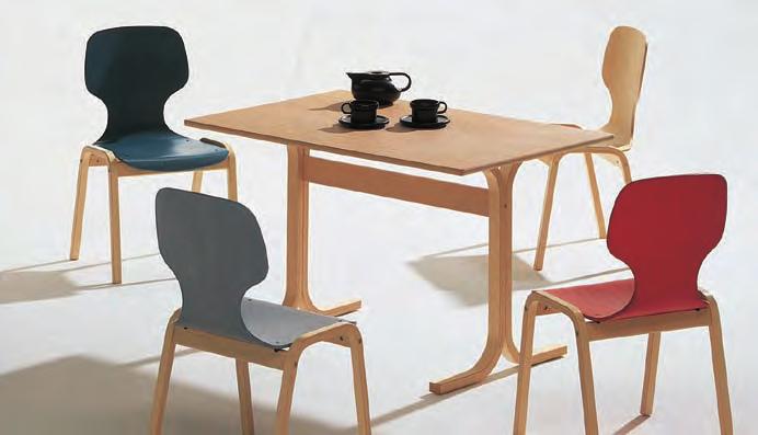 Stühle der Modellserie Carlo verbinden klassisches Design mit natürlichen Materialien: Buche natur für die Sitzschale, naturlackiertes Buchenschichtholz für das Gestell.