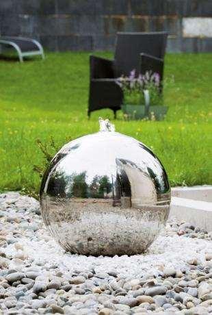 Atic Edelstahlbrunnen Bei diesem Edelstahlobjekt handelt es sich um Garteneinbaubrunnen mit einer 40 cm großen, polierten Edelstahlkugel.