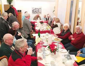 Dezember trafen sich die Seniorinnen und Senioren zu ihrer traditionellen Weihnachtsfeier, diesmal aber erstmalig dazu in der Gaststätte Bürgerstube. Die Beteiligung war ausgesprochen gut.
