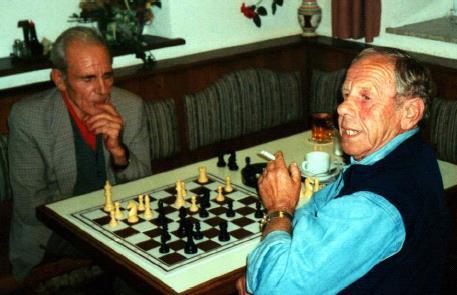 1988: Der neue Obmann ist am Zug Franz Schöfecker gegen Fritz Jakob. Keine Uhr, keine Partieformulare und kein Rauchverbot. Vereinsmeisterschaft: 1. Gerhard Friedl 2. Johann Strauss 3.