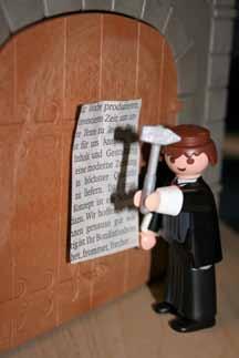 Könnt ihr euch noch erinnern? Letztes Mal habe ich euch von Martin Luther erzählt. Er lebte vor mehr als 500 Jahren, wurde gegen den Willen seines Vaters Priester und Mönch.