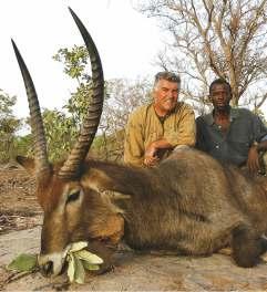 Insbesondere der Bestand an Savannenbüffel ist herausragend und die Jagd sehr sicher. Man findet bei den Büffeln die dunkle als auch die rote Deckenfärbung vor.