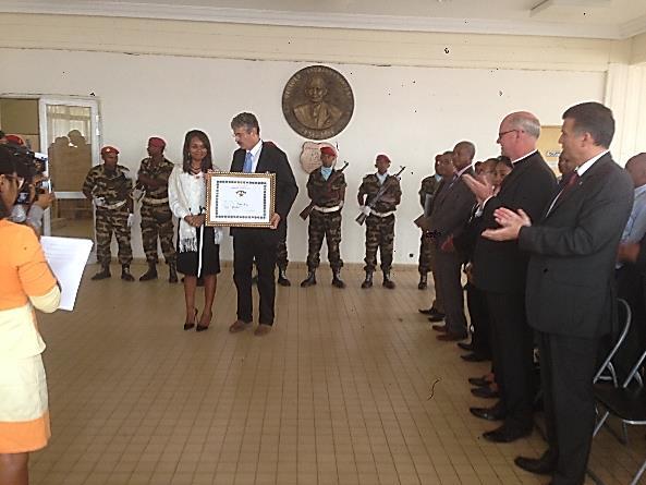 Auszeichnung für die humanitäre Hilfe in Madagaskar Der Einsatz unserer Stiftung wurde bereits von verschiedenen Stellen gewürdigt. Unser Stiftungsrat Dr. iur.