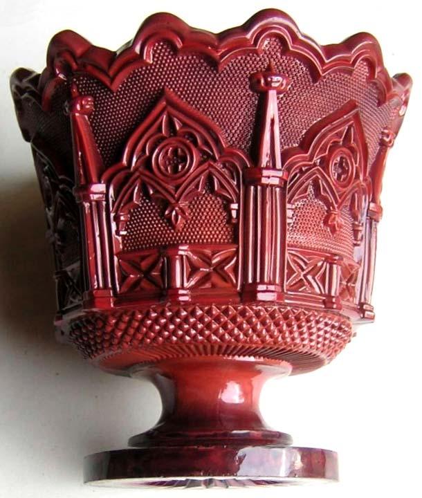 Abb. 2009-4/204 Zuckerdose mit neu-gotischen Motiven opak-siegellack-rotes, schweres Pressglas, H 12,5 cm, D 12 cm Sammlung Braun s. MB Launay Hautin & Cie.