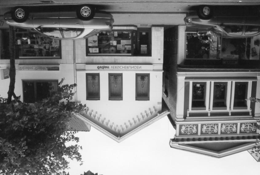 4. Die Straßenfassade ist vertikal, und in der Erdgeschosszone, horizontal gegliedert. Beispielfoto: Zwerchgiebeltyp 1. Der Zwerchgiebeltyp hat ein Satteldach, Krüppelwalmdach oder Mansarddach.