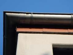 Nischenmöglichkeit in den Jalousienkästen, vereinzelt Spaltbereiche zwischen Dachkantenblende und Regenrohr.