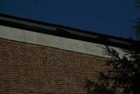 Dachblendenbereich; durch Alterung der Fassadenelemente können ggf.