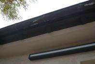 595) Dachmaterial: Ziegelpfannen, unterhalb der Dachrinnen