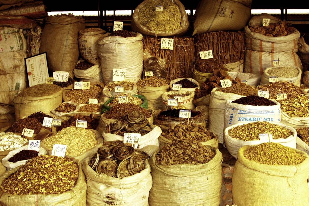 Region: Walnüsse, Honig, Sichuan-Pfeffer und Pilze. Die Produkte finden in Chengdu großen Anklang, das Einkommen der lokalen Bauern ist deutlich angestiegen.