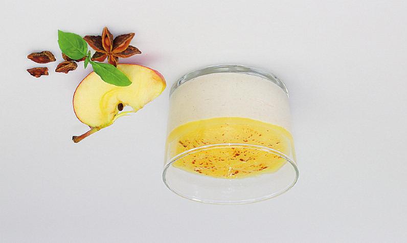 Süße Zwischenmahlzeiten Zimttopfen mit Apfelmus Luftige Creme mit Zimt aromatisiert