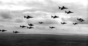 Formationsflug Alpha Jets abgeschlossen. Der Verband hatte sich bereits mit einem Großen Zapfenstreich am 4. Dezember 1992 von der Bevölkerung verabschiedet.