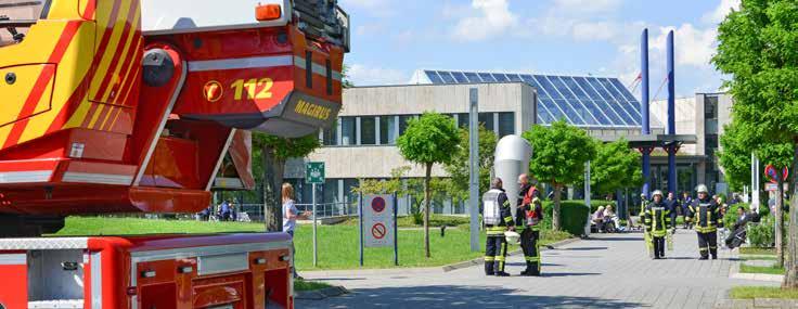 HDZ INTERN > Sicherheit Von der Theorie in die Praxis: Brandschutzübung am Herz- und Diabeteszentrum NRW Ihre bisher größte praktische Übungsmaßnahme zum Brandschutz haben Mitarbeiterinnen und