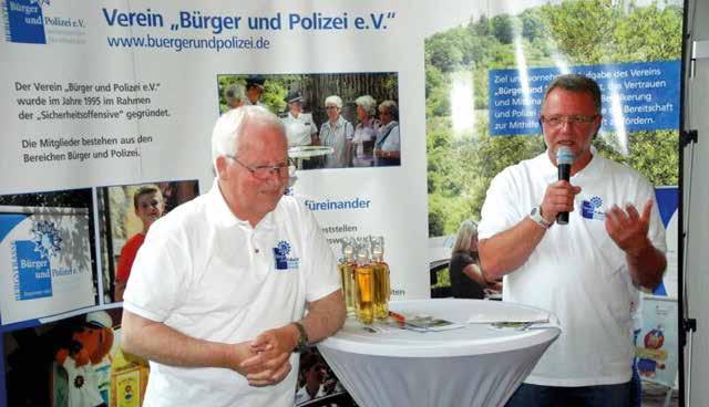 l.n.r.: Werner Breitwieser (1. Vorsitzender des Vereins Bürger und Polizei e.v. ), Mitte Katja Scheffler vom Golfclub Neuhof (Gesamtsiegerin mit 31 Brutto - Punkten) und rechts Peter Hoffmann (1.