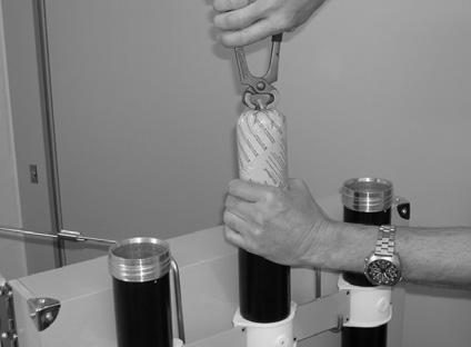 4. Schlauchbeutel am Ende festhalten, Clip mit Beisszange abzwicken und Schlauchbeutel vollständig in das Rohr schieben.