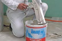 Knauf Uniflott Knauf TRIAS Einstreuen von Knauf Uniflott 1 Anrühren von Knauf Uniflott mit der Kelle 2 Knauf Readygips Einfüllen von