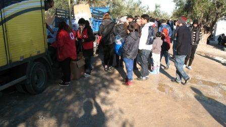 kaufte Wasser und Süßigkeiten bei Lidl -100M. vom Camp entfernt- und verteilte das an einige Kinder.