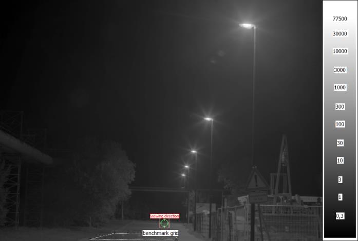 Abbildung 3 (linke Seite) Leuchtdichtebild einer Straßenbeleuchtungsanlage mit neu definierter Beobachterblickrichtung Abbildung 4