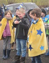 Die Kinder trugen spitzige Zauberhüte und lange Umhänge, hatten farbige Kunstwerke im Gesicht und verzauberte Zauberstäbe in den Händen.