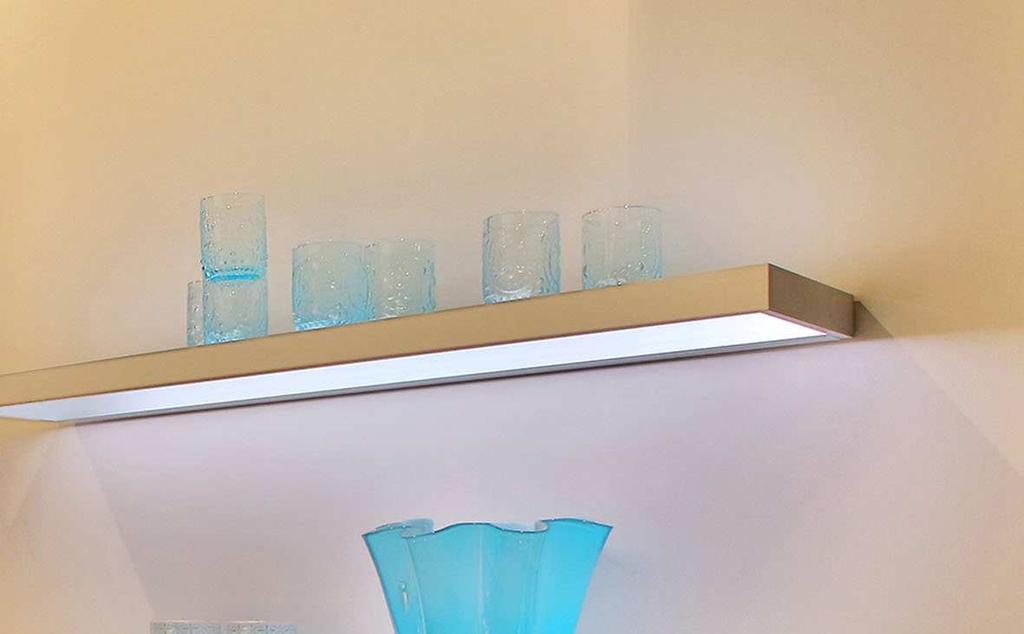 Seite 1 : minimalistisch gestaltetes und individualisierbares Lichtmöbel für moderne Küchen bewegt sich bei den Entwürfen für seine Lichtsysteme und Lichtmöbel in einer architektonischen