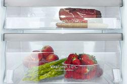 Mit VitaFresh wird jedes Lebensmittel in drei unterschiedlichen Kühlgut-Schubladen mit jeweils konstanter Temperatur und Feuchtigkeit optimal gekühlt und bleibt dadurch bis zu dreimal länger frisch.