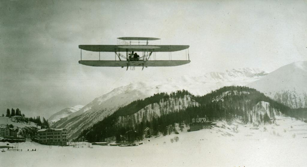 Der erste motorisierte Flug in der Schweiz Mit der Starthilfe eines Katapults auf dem gefrorenen St. Moritzer See erhob sich im März 1910 erstmals ein motorgetriebenes Flugzeug in die Schweizer Luft.