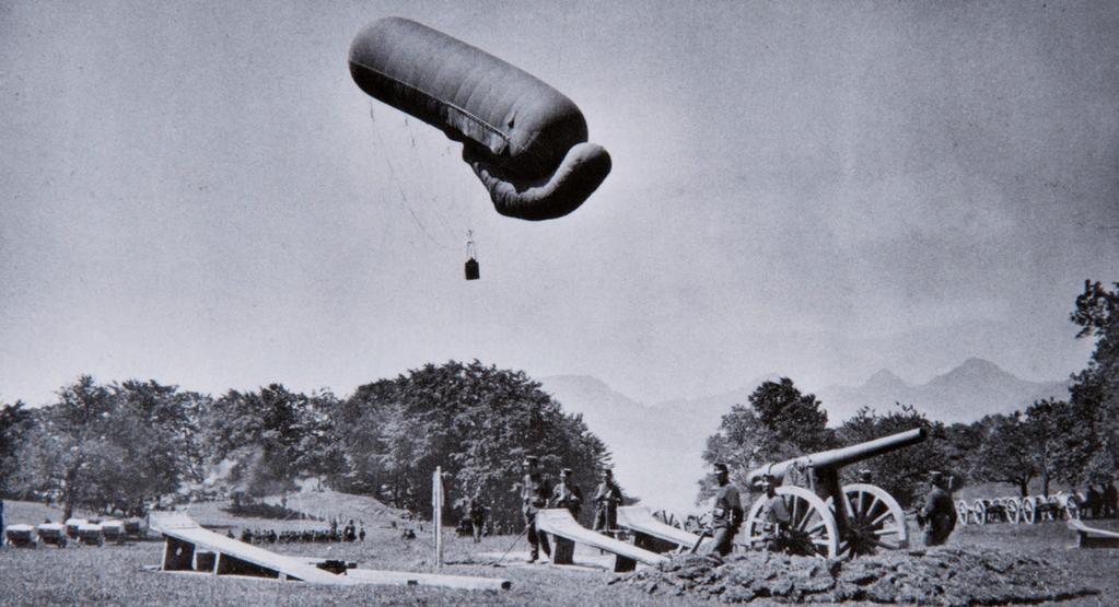 Die Luftschiffer Die ersten Schweizer Soldaten, die in die Luft gingen, waren die Luftschiffer: Im Jahr 1900 rückten Freiwillige zur ersten Luftschiffer-Rekrutenschule ein und lernten, das Gelände