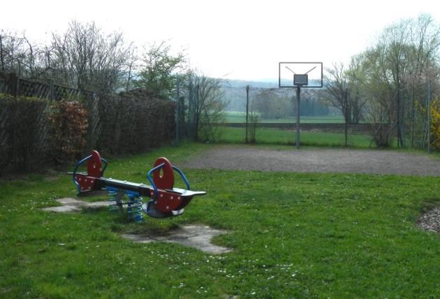 01 Am Wiesenbach Größe: 1320 m² Vorschlag: Erhalt - Spielplatz mit Basketballfeld in der Nähe der